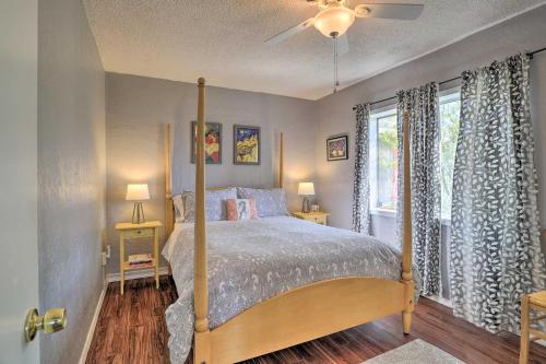 um quarto com uma cama de dossel e uma janela em Rockview House 5 Mi to Joshua Tree Natl Park! em Joshua Tree