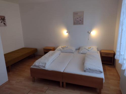 1 dormitorio con 2 camas y 2 bancos en HannaH - Relax dom pod orechom I4, en Trávnica