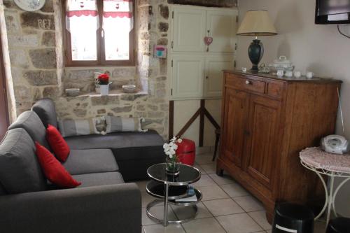 Turenne的住宿－gite de la rue droite，客厅配有沙发和桌子