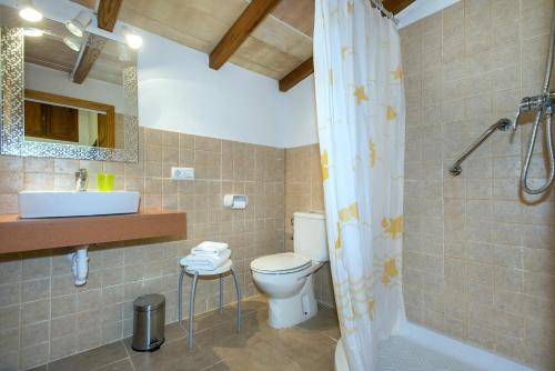 uma casa de banho com um WC, um lavatório e um chuveiro em Owl Booking Villa Teo - Rustic Stay em Port de Pollensa