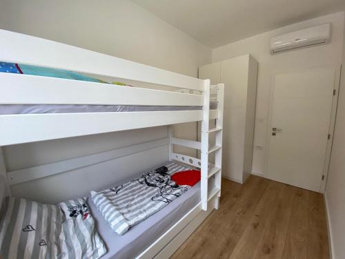 Двуетажно легло или двуетажни легла в стая в Apartman Emanuel