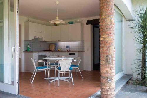 Morcote Cottage في موركوت: مطبخ وغرفة طعام مع طاولة وكراسي