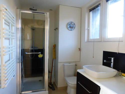 une salle de bain avec un lavabo, une douche et des toilettes dans l'établissement EXCEPTIONNEL 3PIÈCES, BALCON, TERRASSE FACE MER, à Villerville