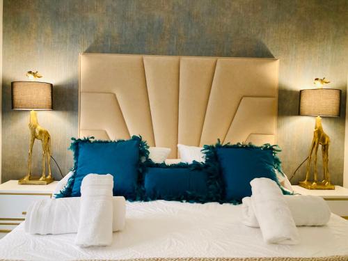 Un dormitorio con una cama azul y blanca con toallas. en Lovely Home con Patio, en Granada
