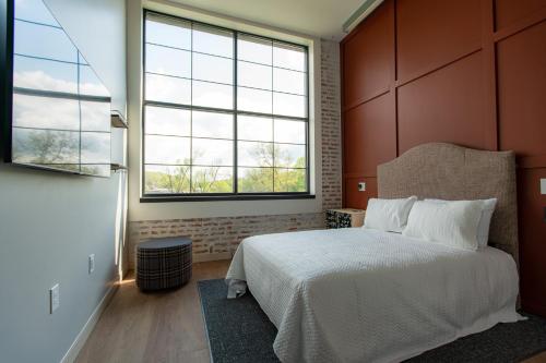 - une chambre avec un lit et une grande fenêtre dans l'établissement The Schoolhouse Hotel, à White Sulphur Springs