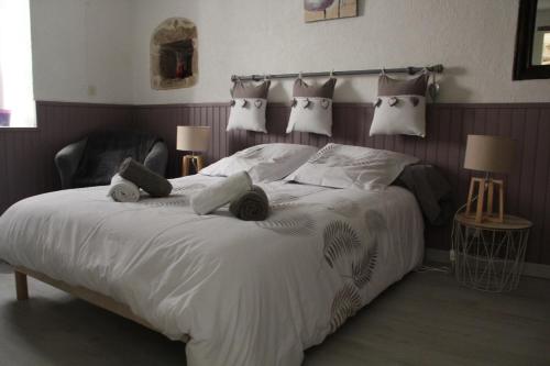 a bedroom with a bed with towels on it at gite de la rue droite in Turenne