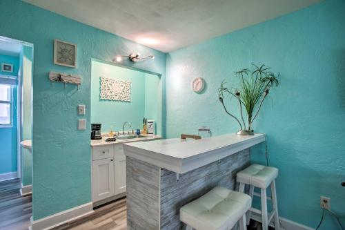 La salle de bains est pourvue d'un lavabo et d'un mur bleu. dans l'établissement Tropical Pass-A-Grille Gem with Direct Beach Access!, à St. Pete Beach