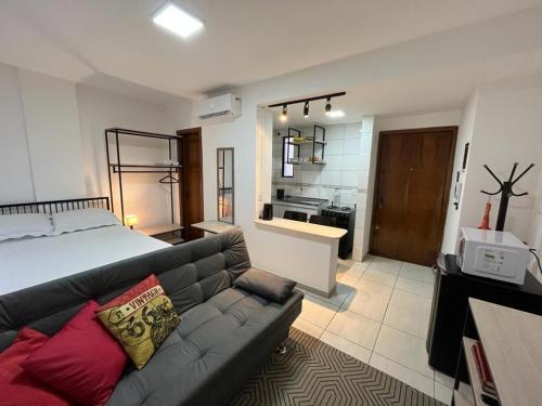 ein Wohnzimmer mit einem Sofa und einer Küche in der Unterkunft Studio Maria Ziláh 2 Master Collection in Passo Fundo