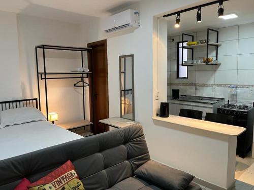 ein Wohnzimmer mit einem Sofa und einer Küche in der Unterkunft Studio Maria Ziláh 2 Master Collection in Passo Fundo