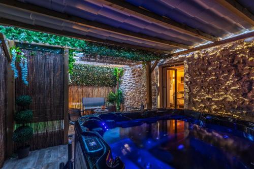 une baignoire jacuzzi au milieu d'une maison dans l'établissement Suite SPAtio - Jacuzzi Privé - 20min Disneyland PARIS, à Pézarches
