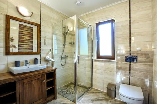 a bathroom with a shower and a sink at Jakubowy Domek in Cisna