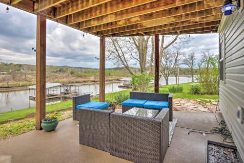 Galeriebild der Unterkunft Stargaze Lakefront Home with Deck, Boat Dock! in Camdenton