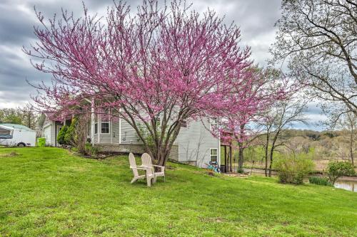 Galeriebild der Unterkunft Stargaze Lakefront Home with Deck, Boat Dock! in Camdenton