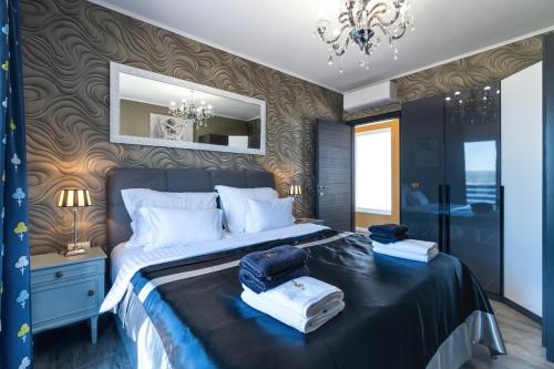 Een bed of bedden in een kamer bij Villa Belissima Vista Mare
