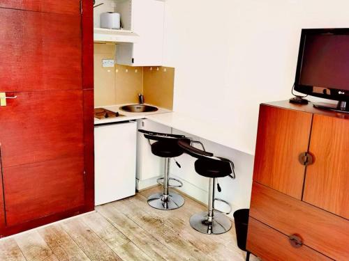 A cozinha ou cozinha compacta de Cromwell Apartments
