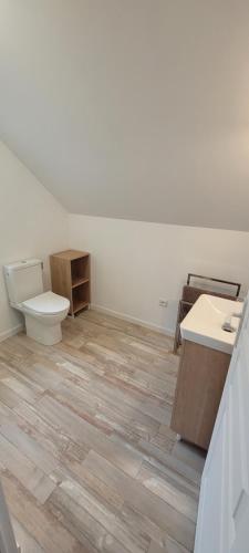 een badkamer met een toilet en een wastafel bij Appartement 4 personnes à 100 m de la plage in Berck-sur-Mer