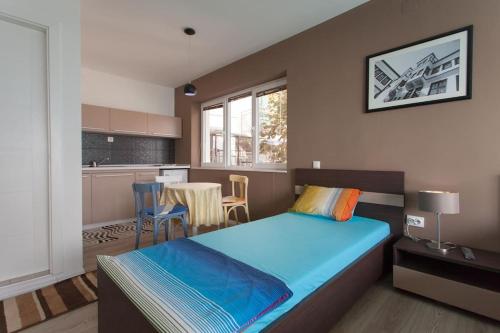 een slaapkamer met een groot bed en een keuken bij Villa Nada in Ohrid