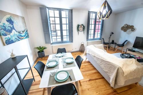 un salon avec une table et un canapé dans l'établissement Duplex Typique Centre Bayonne, à Bayonne