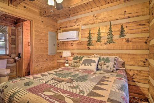 1 dormitorio con 1 cama en una cabaña de madera en Rivers View - Cherokee Lake Cabin with Fire Pit!, en Bean Station