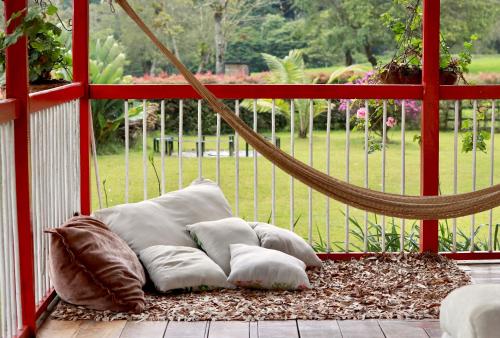 Ein Garten an der Unterkunft La Cabaña Ecohotel - Valle del Cocora