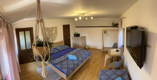 pokój z łóżkiem i huśtawką w obiekcie New Fajka w mieście Mikulov