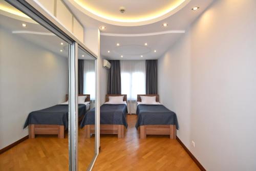 une chambre d'hôpital avec deux lits et un miroir dans l'établissement Прекрасная 4-ех комнатная квартира в самом центре, à Erevan