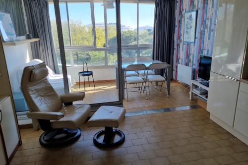 um quarto com um salão de cabeleireiro com uma cadeira e uma mesa em 39m For 4 Residence With Pool Near Beach em La Grande-Motte