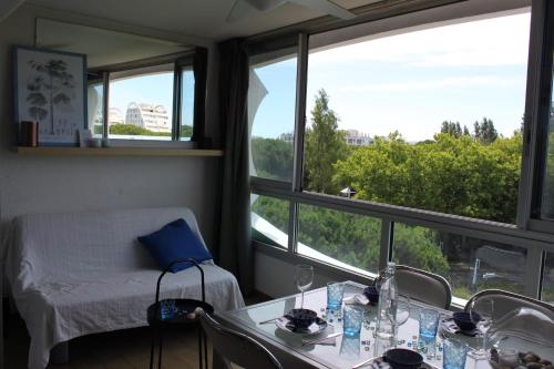 um quarto com uma cama, uma mesa e janelas em 39m For 4 Residence With Pool Near Beach em La Grande-Motte