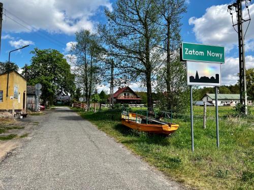 a street sign with a boat on the side of a road at Domek nad Wartą in Międzychód