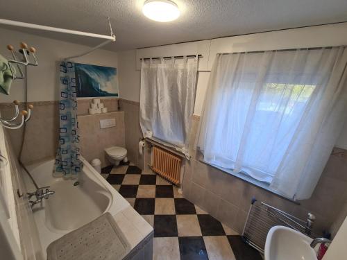 Ett badrum på Geräumiges Ferienhaus in Bad Salzuflen mit einfacher Ausstattung, für Geschäftsreisende, Gruppen oder Familien geeignet, 4 Schlafzimmer