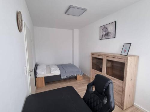 ein Schlafzimmer mit einem Bett und einem Stuhl darin in der Unterkunft New & Modern Apartment near Düsseldorf in Willich