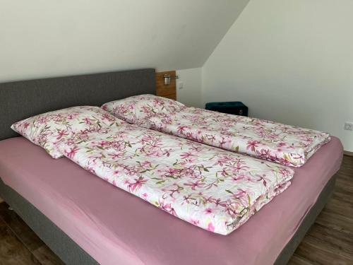 OstbevernにあるGästezimmer Am Haarhausのベッド(ピンクの毛布付)
