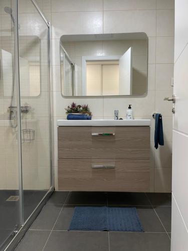 ein Badezimmer mit Waschbecken und Spiegel in der Unterkunft Suite Dreams Fuerteventura in Villaverde