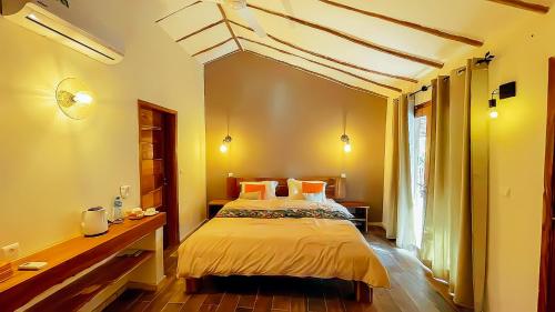 1 dormitorio con 1 cama grande en una habitación en Le CavaLodge en Ngaparou