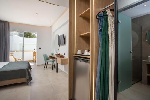 Televisyen dan/atau pusat hiburan di CasaStavris - Aparts & Pool Suites