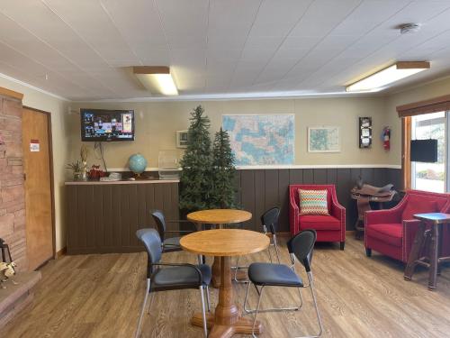 a waiting room with a table and chairs at Saddle & Surrey Motel in Estes Park