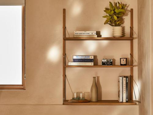 a book shelf with a vase and books at Hotel June Malibu in Malibu