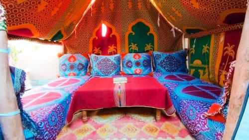 um quarto com uma mesa com uma toalha de mesa vermelha em Kasbah Tussna em Boumalne