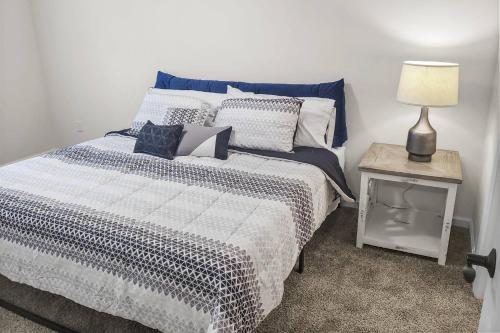 um quarto com uma cama e um candeeiro sobre uma mesa em Oak Street #4 em Green Cove Springs