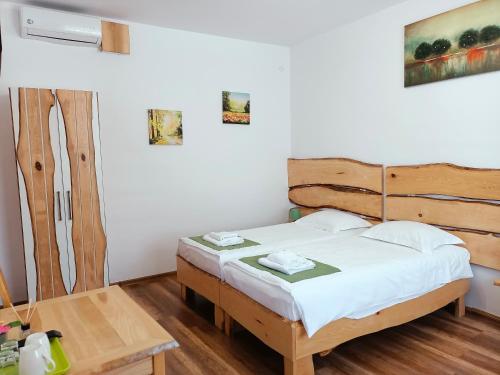 a small bedroom with a bed and a table at Casa Geppetto in Sibiu