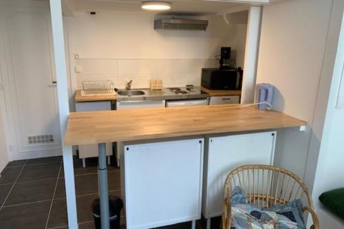 une cuisine avec un comptoir en bois dans une pièce dans l'établissement 21m tout confort pour 2 proche des Remparts, à Vannes