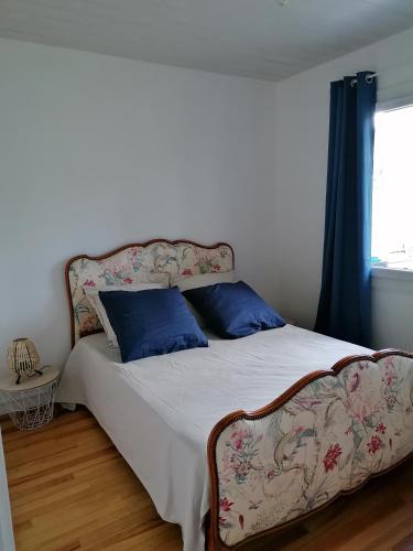 un lit dans une chambre avec un canapé et une fenêtre dans l'établissement La CABANE AUX ECREVISSES - LES PIEDS DANS L'EAU, à Châteauneuf-les-Bains