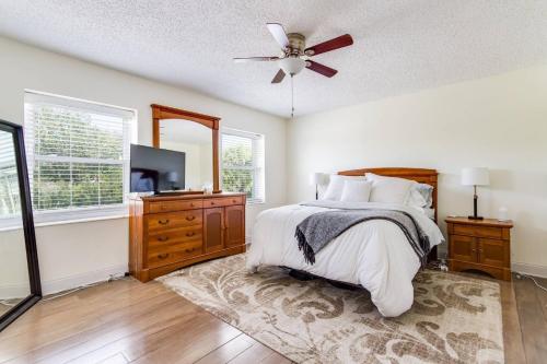 a bedroom with a bed and a ceiling fan at Sea Salt Townhome in Jacksonville Beach