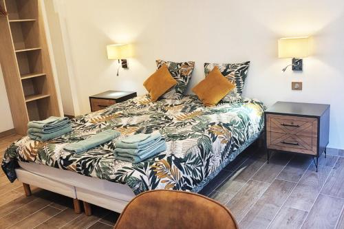 une chambre avec un lit, une table et une chaise dans l'établissement LILLE hypercentre MARIA Appartement PALACE*****, à Lille