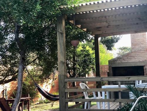a hammock hanging from a wooden pergola at Posada Agua Marina in La Paloma