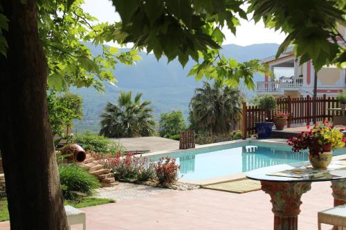 una piscina con vista su una casa di Villa Pigi a Méson Yerakaríon