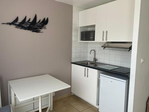 une cuisine avec un évier et un plan de travail dans l'établissement Résidence Fort de l'Eve - Studio à 380m plage M Hulot, commerces - St Marc sur Mer proche La Baule Pornichet avec Terrasse, à Saint-Nazaire