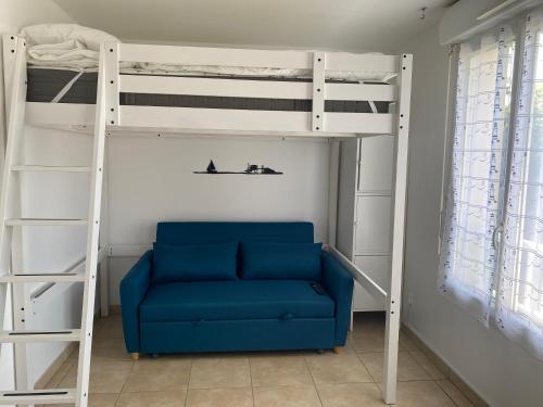 - une chambre avec des lits superposés et un canapé bleu dans l'établissement Résidence Fort de l'Eve - Studio à 380m plage M Hulot, commerces - St Marc sur Mer proche La Baule Pornichet avec Terrasse, à Saint-Nazaire