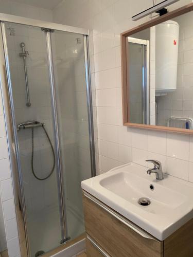 une salle de bain avec un lavabo et une douche dans l'établissement Résidence Fort de l'Eve - Studio à 380m plage M Hulot, commerces - St Marc sur Mer proche La Baule Pornichet avec Terrasse, à Saint-Nazaire