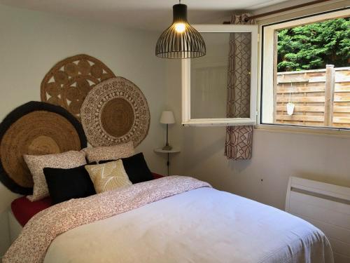 מיטה או מיטות בחדר ב-T2 style cottage - Véranda & Terrasse extérieure